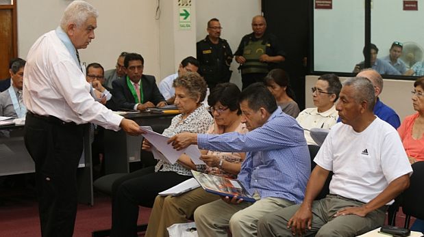 El abogado Manuel Fajardo, otro de los defensores legales de los terroristas, coordinando con Elena Iparraguirre y otros miembros de la cúpula de Sendero Luminoso. (Foto: Poder Judicial)