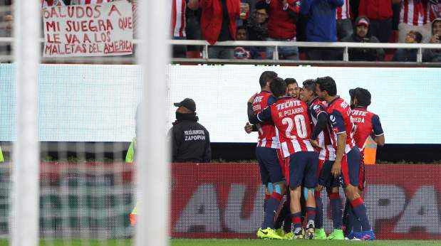 Chivas de Guadalajara derrotó 1-0 a las Águilas del América en clásico por la Liga mexicana