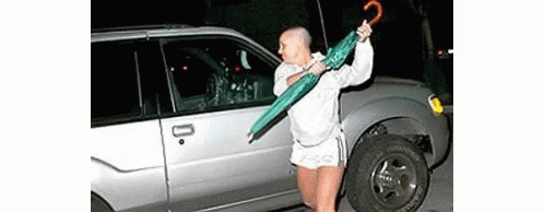Britney Spears atacando a un paparazzi con un paraguas
