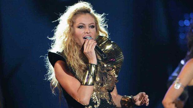 Paulina Rubio se cae del escenario durante concierto