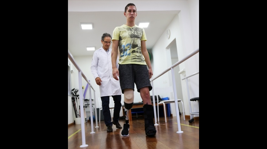 Portero del Chapecoense de Brasil ya camina sin muletas tras amputación