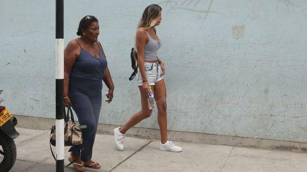 La foto que muestra a Doña Peta y Alondra caminando juntas en San Isidro. (Foto: Rolly Reyna/El Comercio)