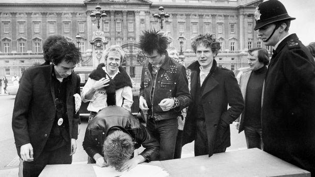 Los Sex Pistols en marzo de 1977, firmando un nuevo contrato frente al palacio de Buckingham. (Foto: AP)