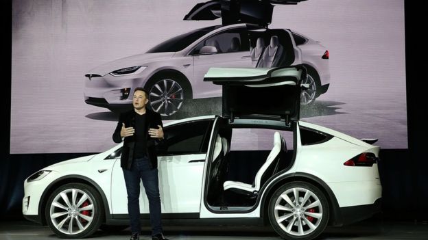 Elon Musk es el jefe de Tesla.