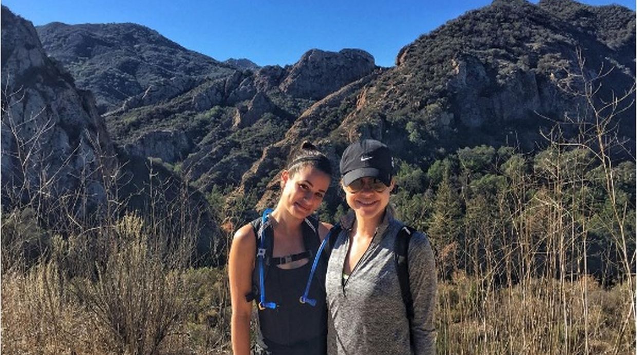 La actriz Lea Michele realizó el reto 'The Ranch 4.0'junto con Becca Tobin, actriz con la que actuaba en la serie Glee. (Foto. Instagram/ @Leamichelle)