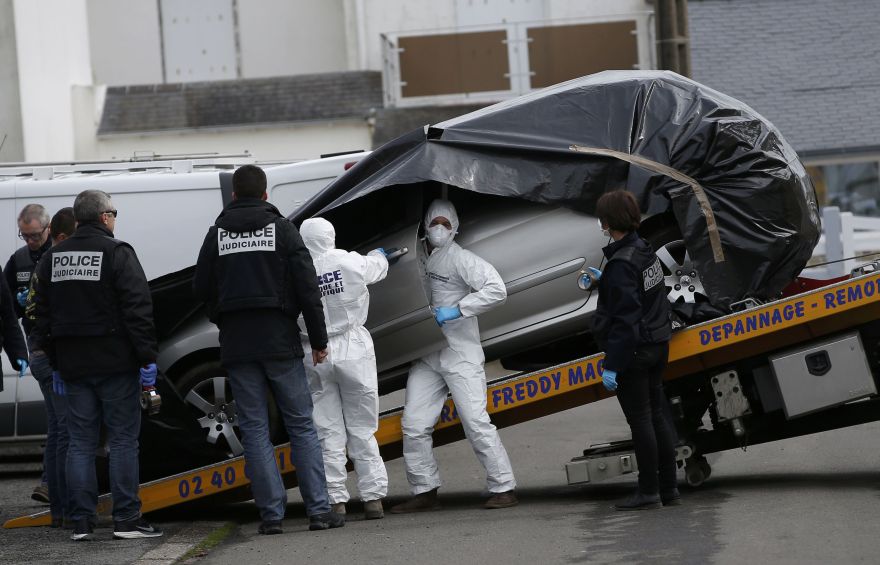 French investigating police prepare to remove the abandoned automobile of Sebastien Troadec in a parking lot in Saint Nazaire, France, March 2, 2017. The family Troadec, the couple and their two children, have been missing from their home in Orvault for nearly two weeks.  REUTERS/Stephane Mahe
