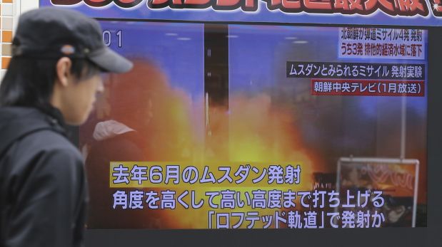 Medios de Japón informan sobre el lanzamiento de cuatro misiles balísticos ordenados por el gobierno de Corea del Norte ante un eventual ataque a bases de Estados Unidos. (AP)