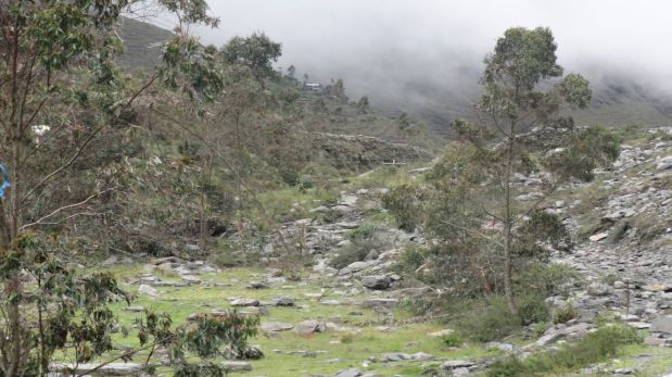 Unos 200 metros de la carretera sin asfaltar que une Patambuco con el resto de la región Puno, quedó bloqueada por piedras en el sector próximo a las comunidades campesinas Chaupiayllu y Punco Keari. (Foto: Defensa Civil Puno).