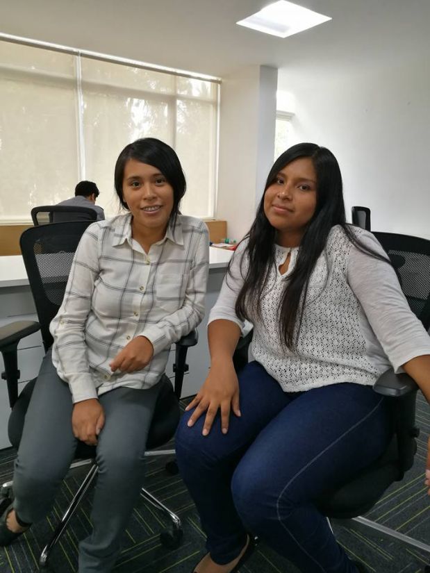 Ruth Quispe y Sofía Rodrpiguez, integrantes de KillaLab, en la sede de Team Indus, en la India. (KillaLab)