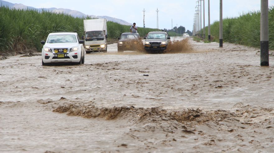 La Libertad: río Chicama se desbordó e inundó vía y sembríos | Foto ... - El Comercio