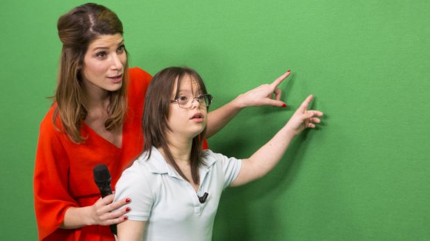 Mélanie ensayando junto a la presentadora Chloe Nabedian. (Foto: AFP)