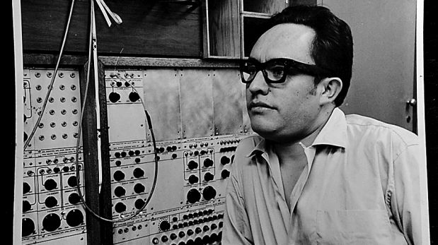 1966, Edgar Valcárcel en el laboratorio de música electrónica de la U. de Columbia (Crédito: Gonzalo Galarza/ Archivo)