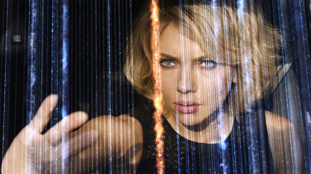 No es la primera vez que Scarlett Johansson protagoniza una cinta de ciencia ficción. Aquí en su papel titular en Lucy (2014). (Crédito: Europacorp)