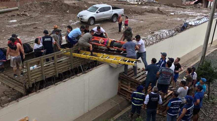Las fuertes precipitaciones en Trujillo activaron hoy unas tres quebradas que llegaron al centro de la ciudad. (Difusión)