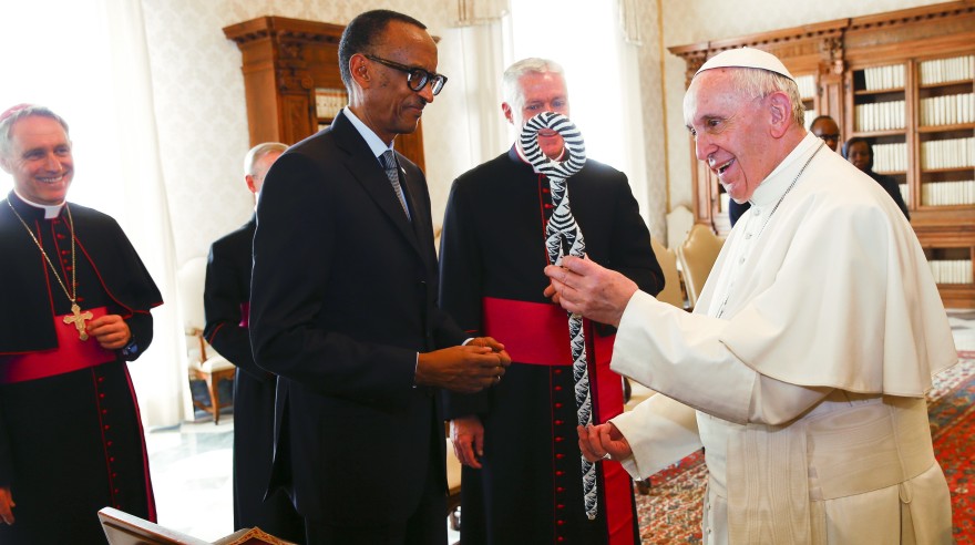 El papa Francisco se reunió en el Vaticano con el presidente ruandés Paul Kagame. (AP)