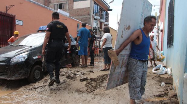 La policía intentó poner orden en el centro de Trujillo. se vive un caos. (Foto: Johnny Aurazo)