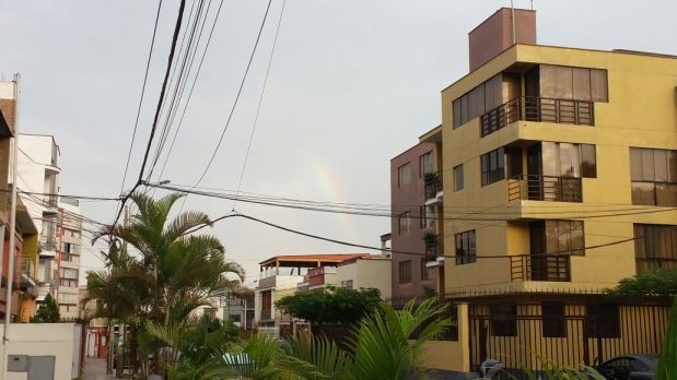El arcoiris visto desde el Cercado de Lima. (Foto: WhatsApp El Comercio)