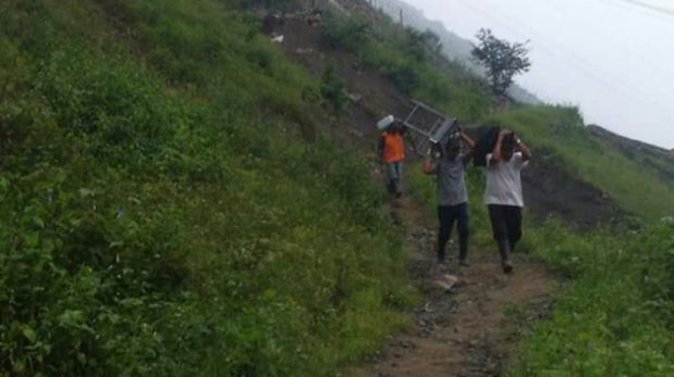 Vecinos de Callahuanca saliendo del distrito. (Foto: WhatsApp El Comercio)