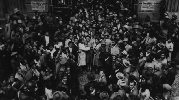Magda Portal con trabajadores en el mercado de Cuzco, 1945. Cortesía de la Biblioteca de la Universidad de Texas en Austin, Colección Latinoamericana Nettie Lee Benson.  (Trazos cortados. Poesía y rebeldía de Magda Portal)