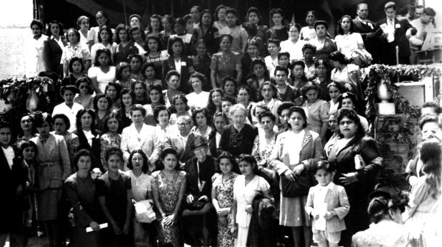 Convención de mujeres apristas, 1946. Cortesía de la Biblioteca de la Universidad de Texas en Austin, Colección Latinoamericana Nettie Lee Benson. (Trazos cortados. Poesía y rebeldía de Magda Portal)
