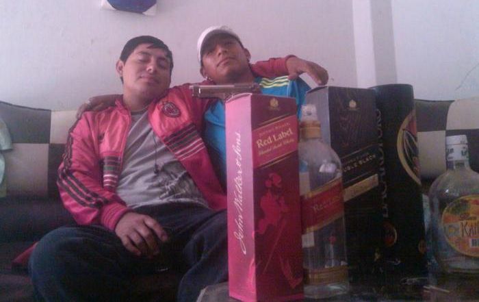 Detenidos publicaban en redes sociales fotos con cientos de billetes y costosas botellas de whisky. (Foto: Facebook)