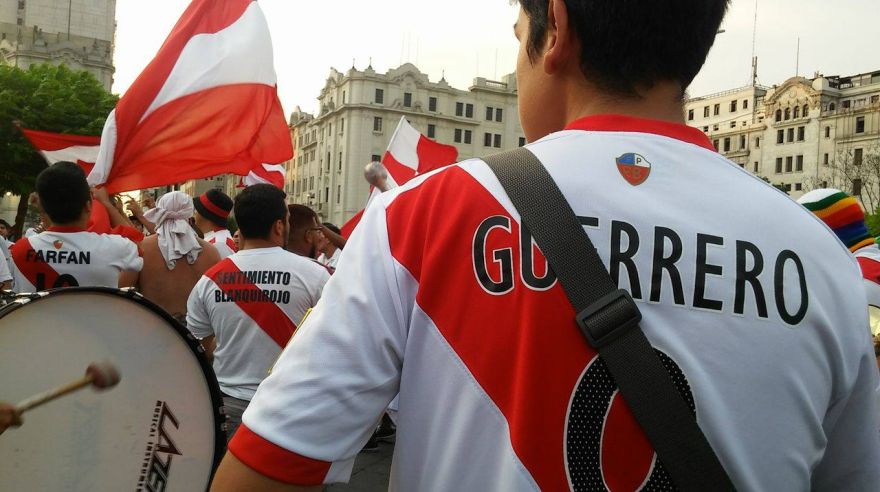 Perú vs. Uruguay: hinchas peruanos alentaron en Plaza San Martín