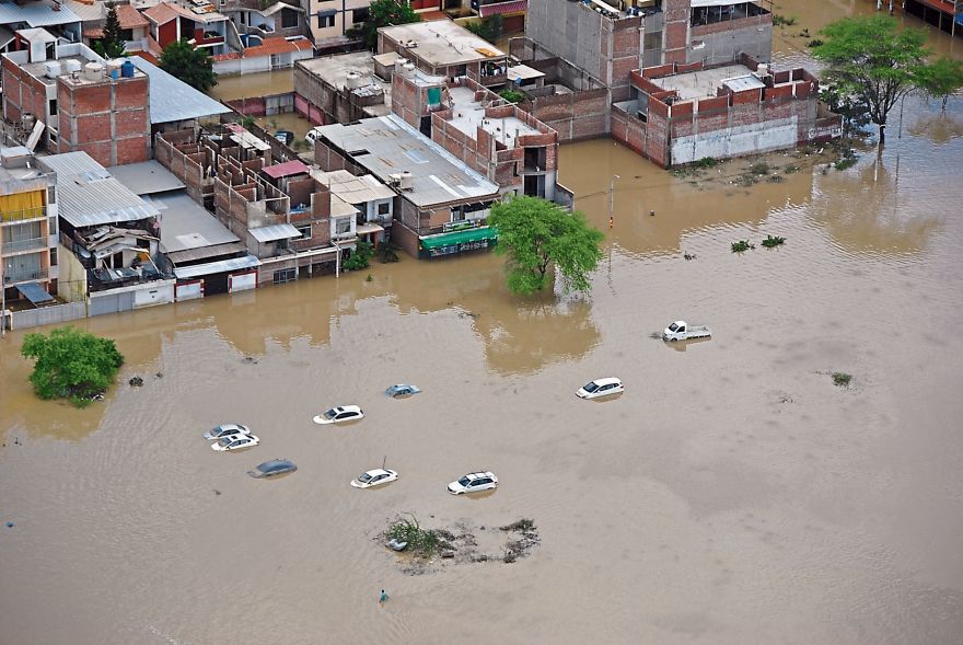 En algunas urbanizaciones cercanas al río Piura el agua alcanzó más de un metro de altura tras el desborde. (Foto: Giulio Valz-Gen/El Comercio)