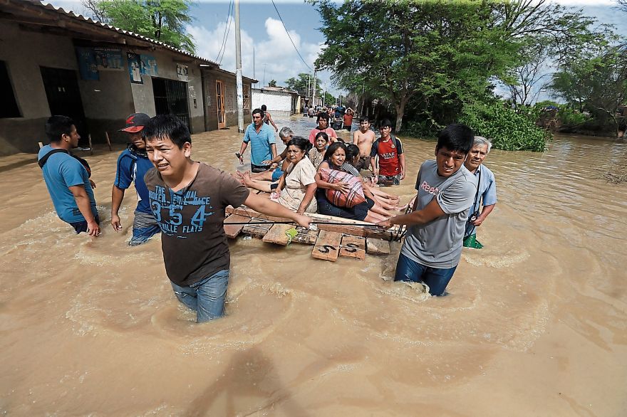 Mientras en la ciudad de Piura el agua disminuyó, en varios caseríos de Catacaos aún se evacuaba a vecinos aislados. (Foto: Lino Chipana/El Comercio)