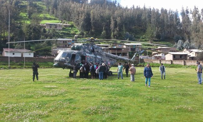 Un helicóptero del Ejército del Perú trasladaron a los heridos hasta el hospital La Caleta de Chimbote Santa. Junto a ellos partió el cadáver del conductor y su madre. (Foto: Municipalidad Provincial de Pallasca).