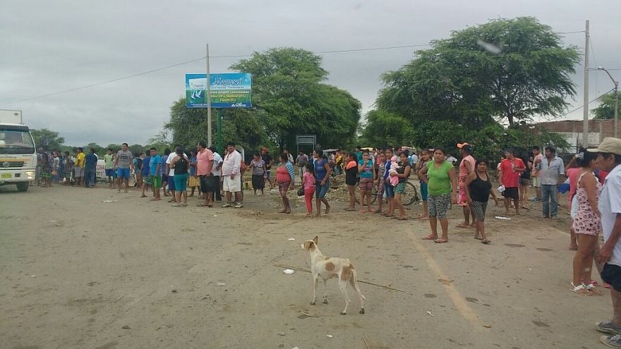 Todos los días forman largas filas en espera de las donaciones. (Foto: Ralph Zapata / El Comercio)