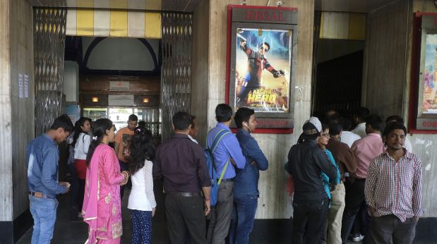 Espectadores haciendo cola en el Regal, en la India. (Foto: AFP)