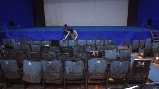 Se puede apreciar el deterioro de las sillas del Regal, India. (Foto: AFP)