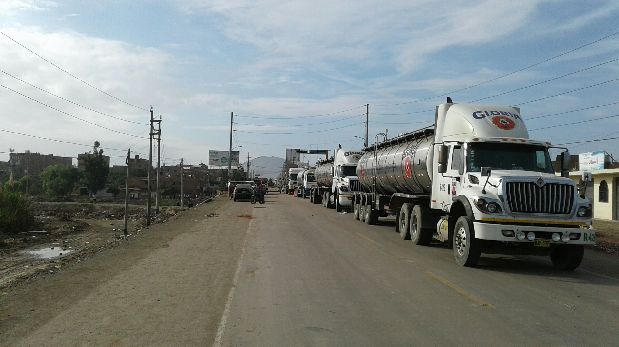 Durante dos días, gracias al puente lácteo se lograron trasvasar 210 mil litros de leche a siete camiones cisterna.