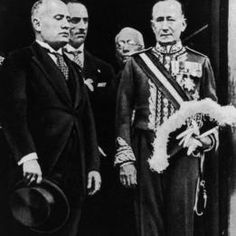 Benito Mussolini (der) y Guillermo Marconi, en su uniforme militar. Durante la Primera Guerra Mundial, Marconi estuvo a cargo del servicio de radio de los militares italianos. Alcanzó el rango de teniente en el ejército italiano y de comandante en la Armada italiana. Además, el rey de Italia lo nombró marqués.