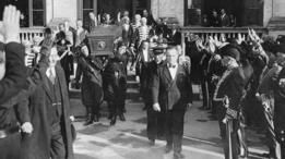 Marconi murió el 20 July 1937 e Italia le dio un funeral de Estado. En Reino Unido, a la hora de su funeral, todos los transmisores de la BBC y la Oficina Postal observaron dos minutos de silencio.