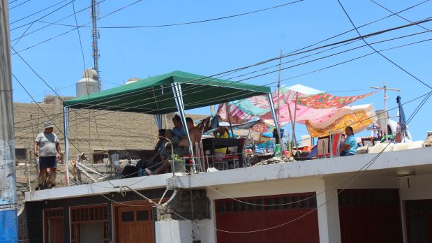 Vecinos prefieren quedarse en sus techos. (Foto: Laura Urbina).