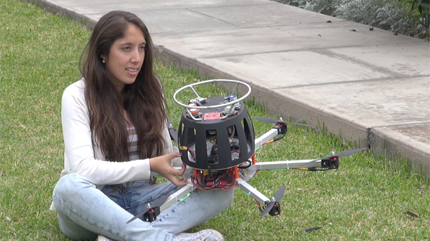 Mónica Abarca y la primera versión de su dron que detecta contaminación del aire.