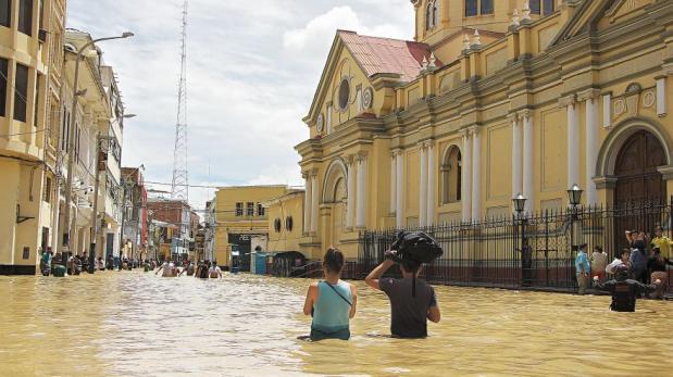 El desborde del río Piura hizo que el agua llegara hasta la plaza de armas. (Foto: Ralph Zapata / El Comercio)