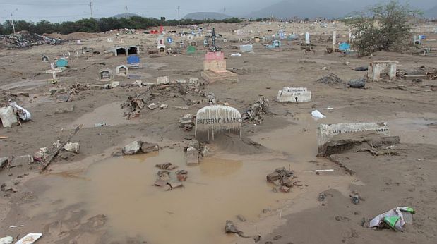 En La Libertad, Trujillo fue unas de las ciudades más afectadas. El agua inundó el cementerio de Mampuesto. (Foto: Johnny Aurazo / El Comercio)