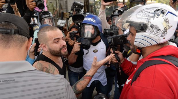Miguel Ignacio Mendoza, conocido popularmente como Nacho, en una de las varias protestas que se realizaron en las últimas horas en Venezuela. (Foto: AFP)