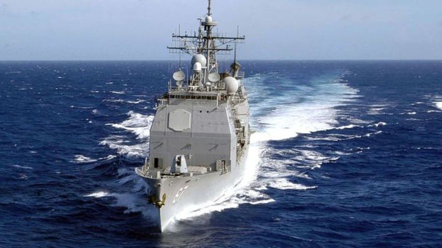 Los cruceros Ticonderoga pueden transportar helicópteros SH-60 Seahawk (foto referencial).