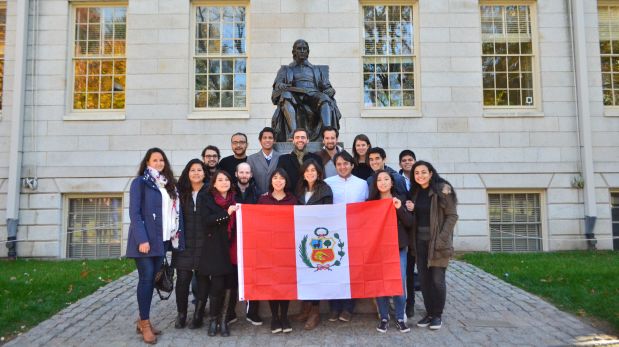 Esta asociación de alumnos suele informar sobre becas y oportunidades de estudio a través de su cuenta en Facebook: Harvard University Association of Peruvian Students.