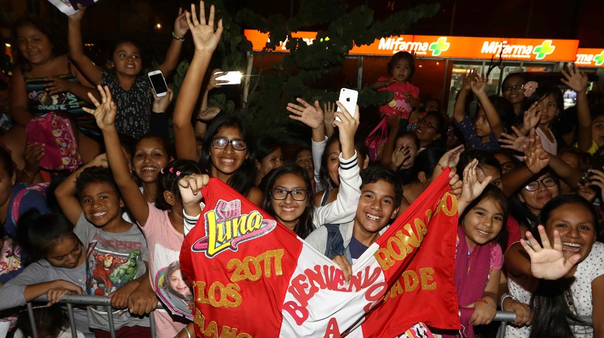Decenas de adolescentes llegaron al hotel de Karol Sevilla para saludarla. El elenco de