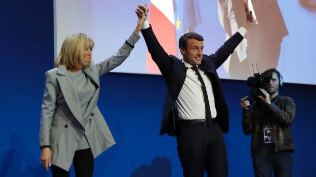 Emmanuel Macron y su esposa celebrando tras conocerse los resultados de la primera vuelta electoral en Francia. (AFP)