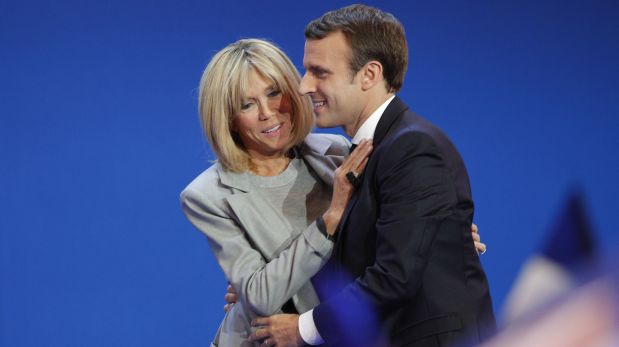 Emmanuel Macron y su esposa celebrando tras conocerse los resultados de la primera vuelta electoral en Francia. (AP)