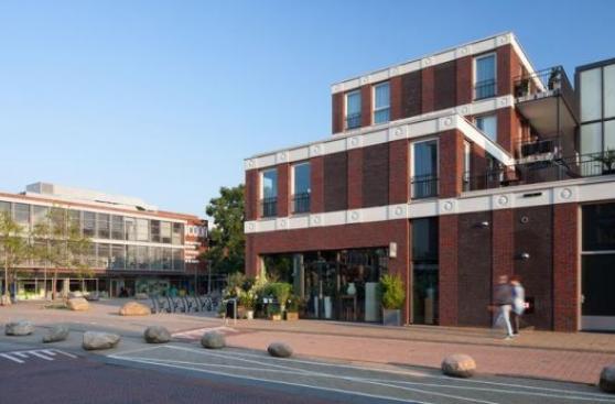 Arquitecto decora fachada de un edificio con emojis de WhatsApp