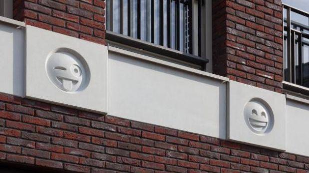 Arquitecto decora fachada de un edificio con emojis de WhatsApp