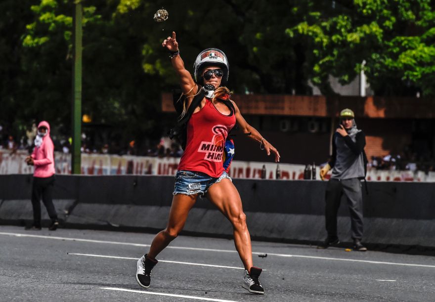 [Foto] Venezuela: La 'Mujer Maravilla' que protesta contra Maduro