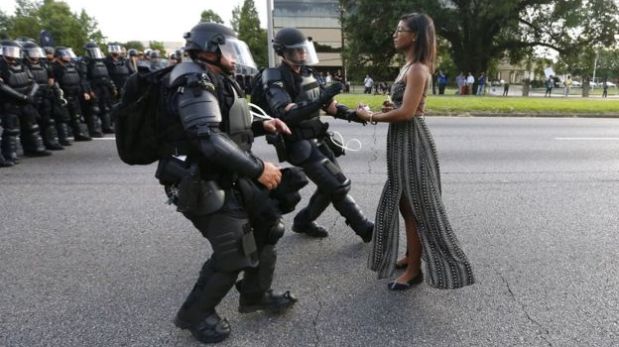 Esta foto de Ieshia Evans enfrentando a la policía durante una protesta de Black Lives Matter (Las vidas negras importan) en Estados Unidos, en julio de 2016, ha sido considerada 