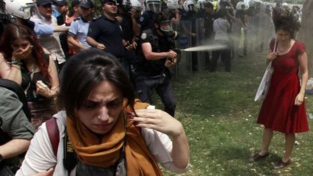 Una serie de imágenes de una mujer con un vestido rojo que es atacada por la policía antimotines con gas lacrimógeno en Estambul en 2013 se convirtieron en un potente símbolo de las marchas antigobierno en Turquía. (Foto: Reuters)